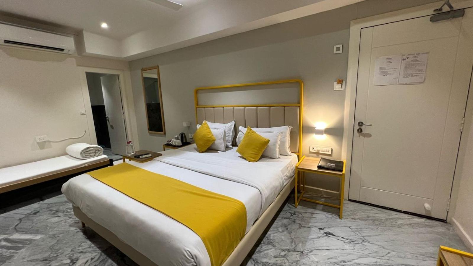 Phoenix - Unmatched Comfort Udaipur Extérieur photo
